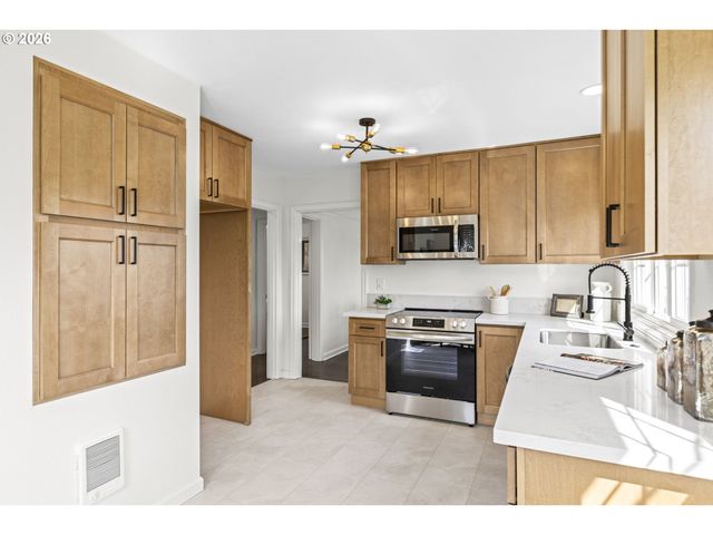 1224 Ne ROSELAWN St, Portland, OR 97211