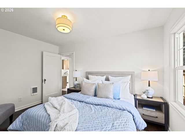 1224 Ne ROSELAWN St, Portland, OR 97211