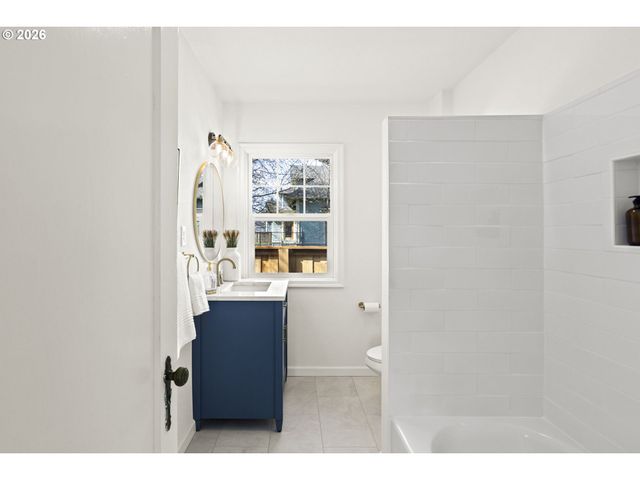 1224 Ne ROSELAWN St, Portland, OR 97211