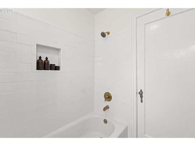 1224 Ne ROSELAWN St, Portland, OR 97211