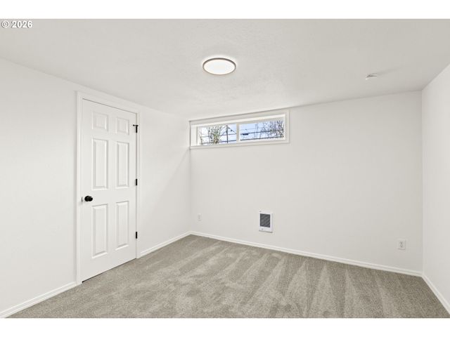 1224 Ne ROSELAWN St, Portland, OR 97211