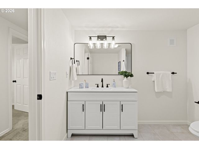 1224 Ne ROSELAWN St, Portland, OR 97211