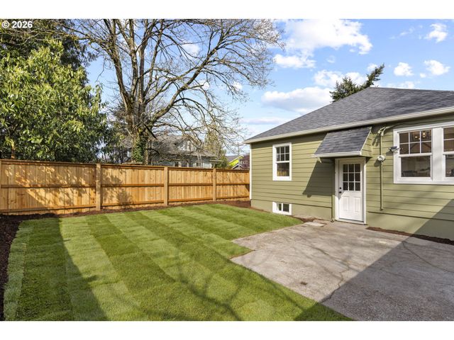 1224 Ne ROSELAWN St, Portland, OR 97211