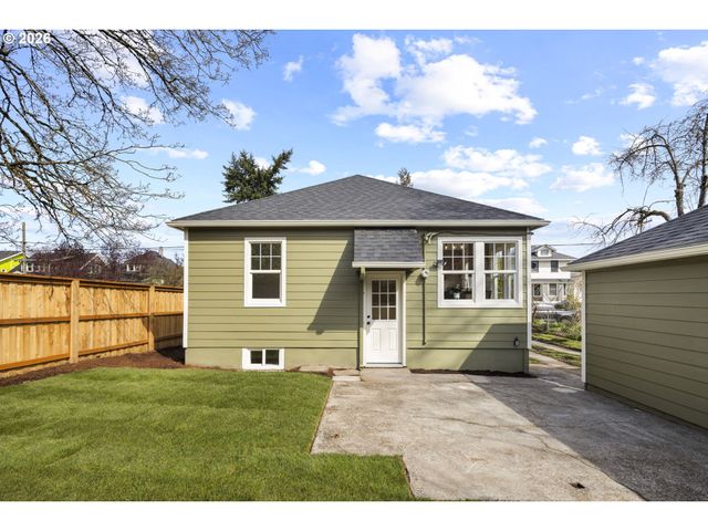 1224 Ne ROSELAWN St, Portland, OR 97211