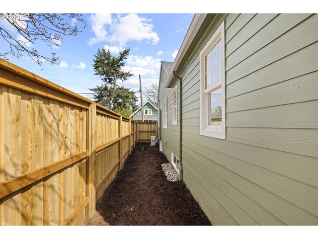 1224 Ne ROSELAWN St, Portland, OR 97211