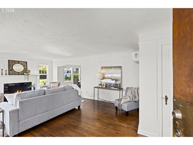 1224 Ne ROSELAWN St, Portland, OR 97211