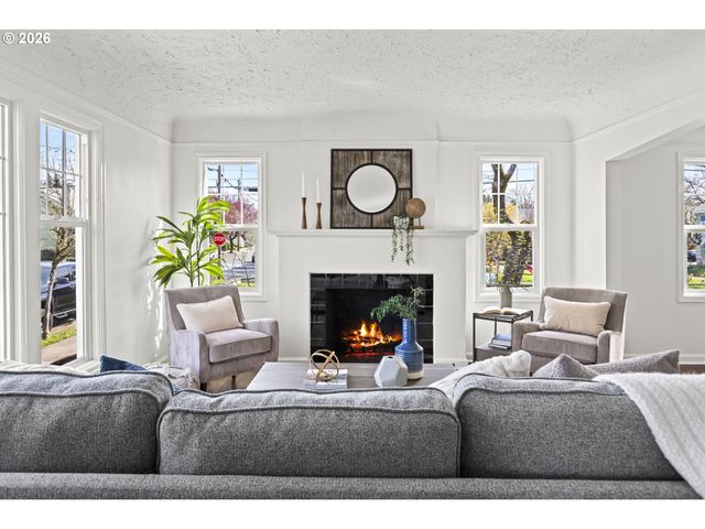 1224 Ne ROSELAWN St, Portland, OR 97211