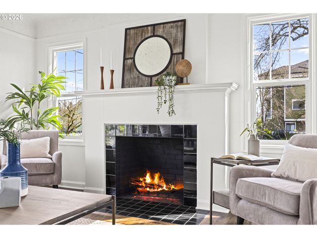 1224 Ne ROSELAWN St, Portland, OR 97211