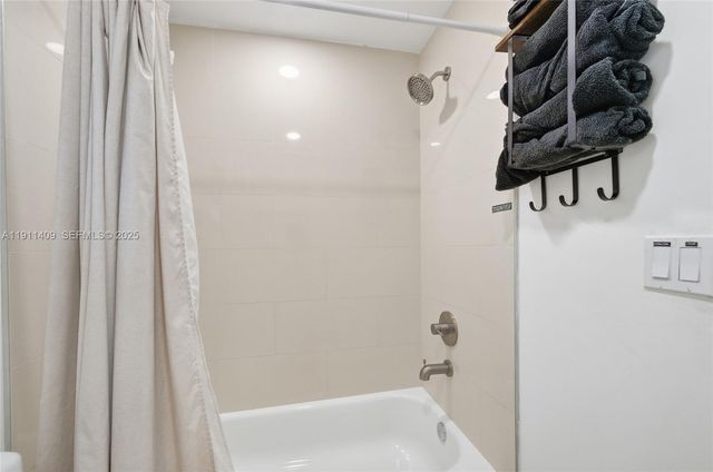 1464 NE 28th St, Pompano Beach, FL 33064