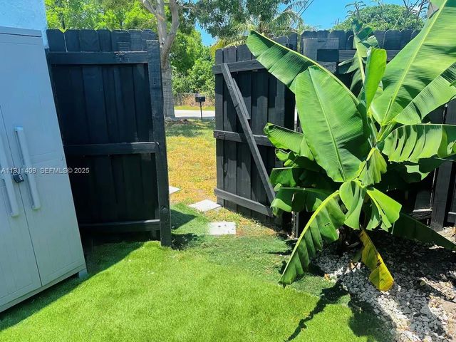 1464 NE 28th St, Pompano Beach, FL 33064