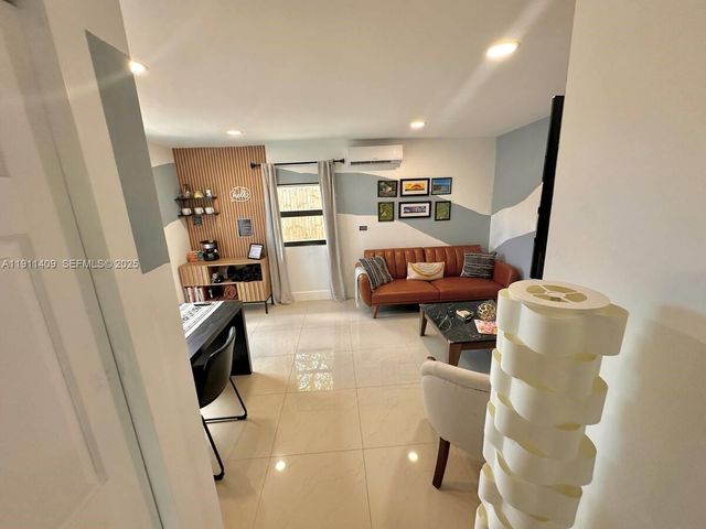 1464 NE 28th St, Pompano Beach, FL 33064