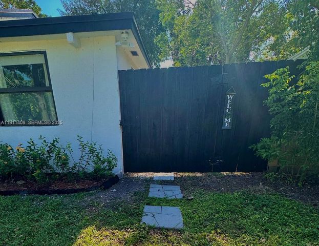 1464 NE 28th St, Pompano Beach, FL 33064