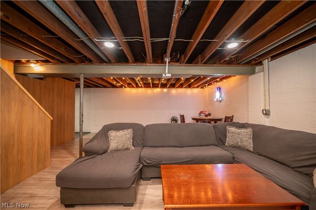 3295 Clearwater Street NW, Warren, OH 44485