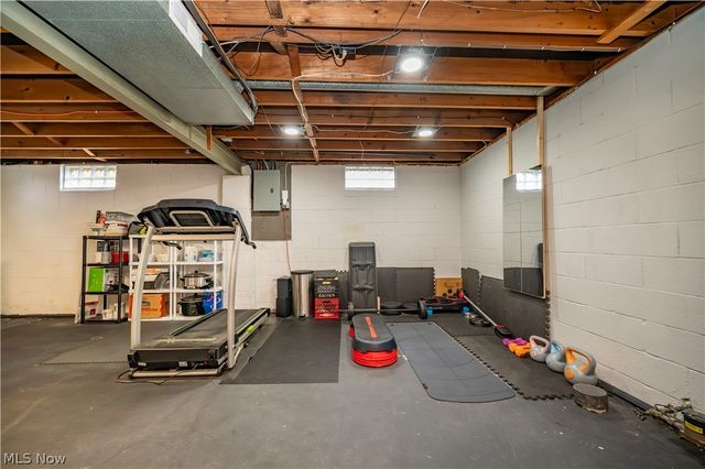 3295 Clearwater Street NW, Warren, OH 44485