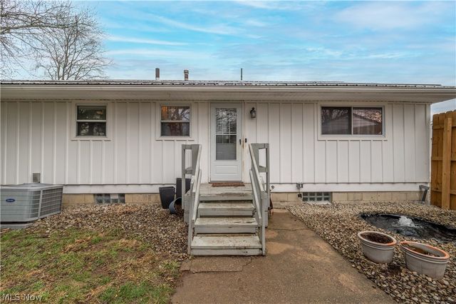 3295 Clearwater Street NW, Warren, OH 44485