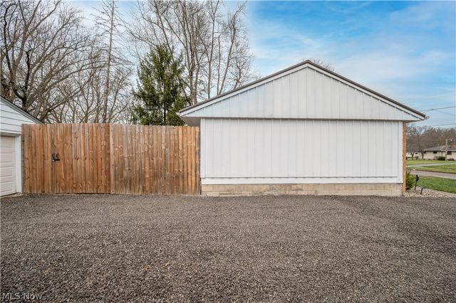 3295 Clearwater Street NW, Warren, OH 44485