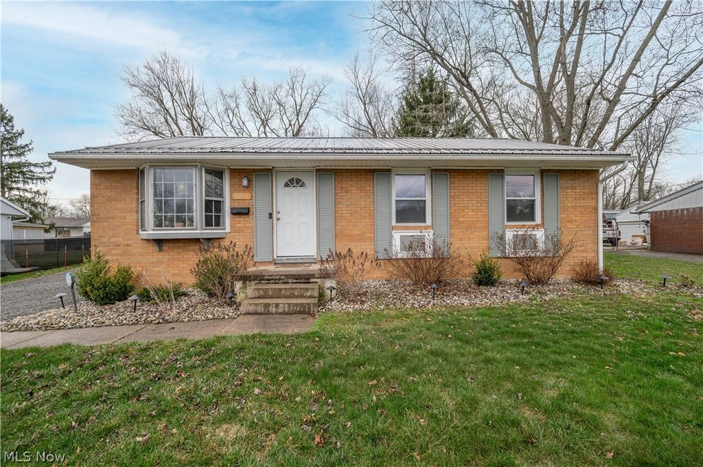3295 Clearwater Street NW, Warren, OH 44485