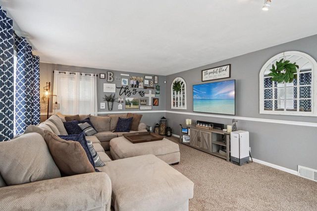 1341 E Roberta AVENUE, Waukesha, WI 53186