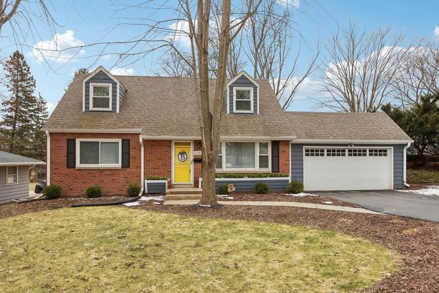 1341 E Roberta AVENUE, Waukesha, WI 53186