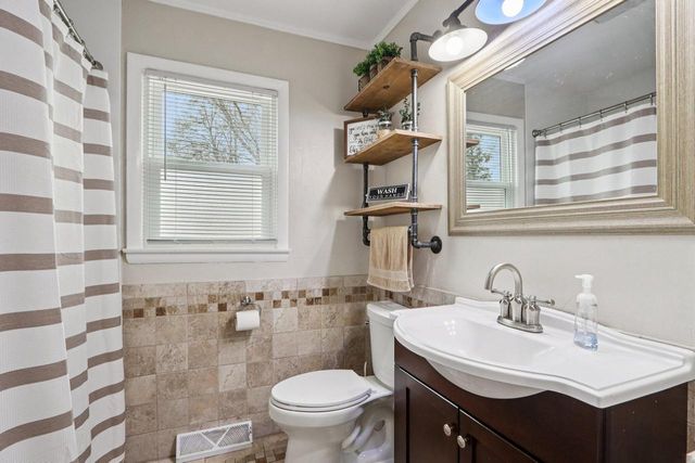 1341 E Roberta AVENUE, Waukesha, WI 53186