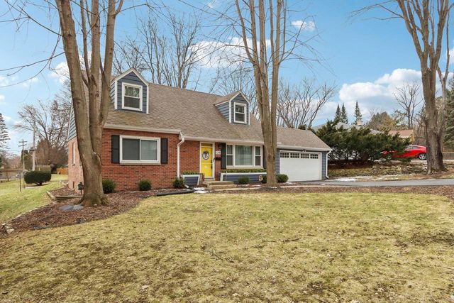 1341 E Roberta AVENUE, Waukesha, WI 53186