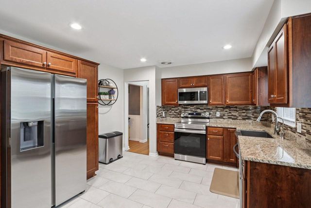 1341 E Roberta AVENUE, Waukesha, WI 53186