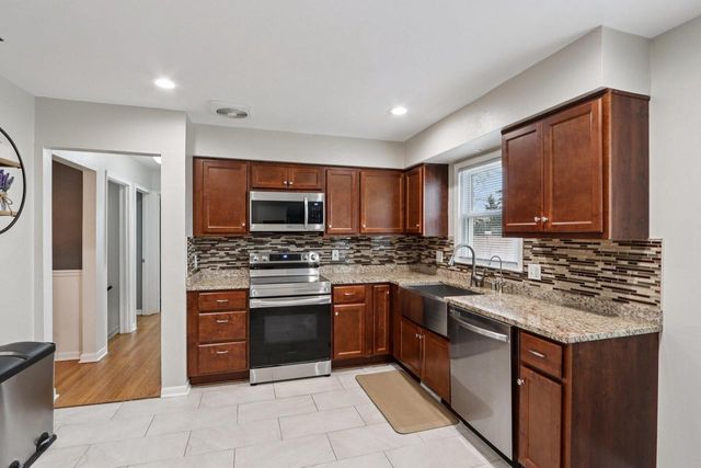 1341 E Roberta AVENUE, Waukesha, WI 53186