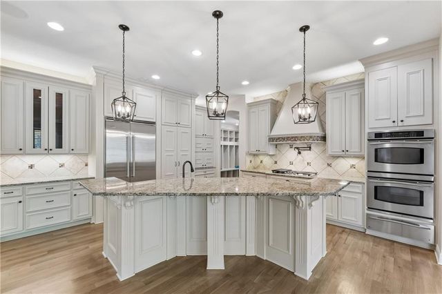13917 Mastin Street, Overland Park, KS 66213