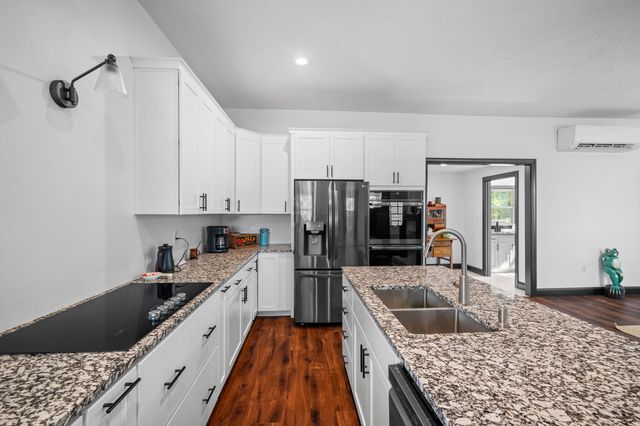 327 E Chestnut Street, Bolivar, MO 65613