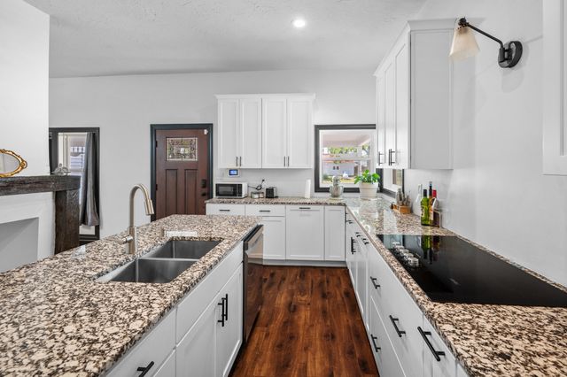 327 E Chestnut Street, Bolivar, MO 65613