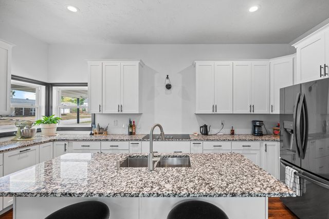 327 E Chestnut Street, Bolivar, MO 65613