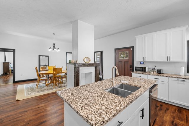 327 E Chestnut Street, Bolivar, MO 65613