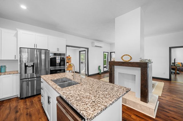 327 E Chestnut Street, Bolivar, MO 65613