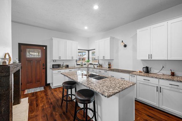 327 E Chestnut Street, Bolivar, MO 65613