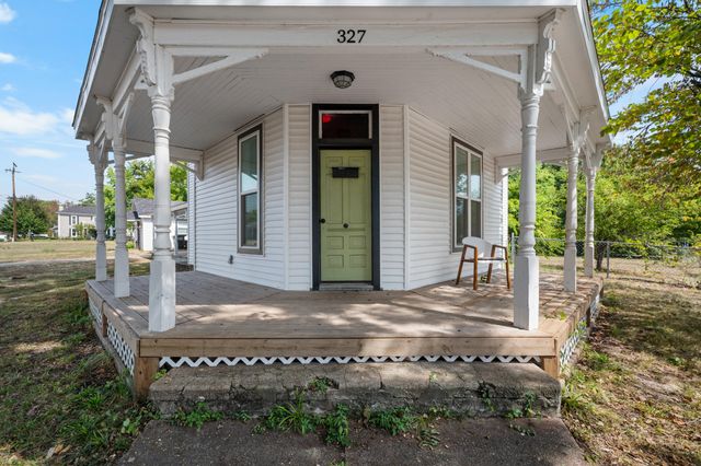 327 E Chestnut Street, Bolivar, MO 65613