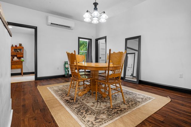 327 E Chestnut Street, Bolivar, MO 65613