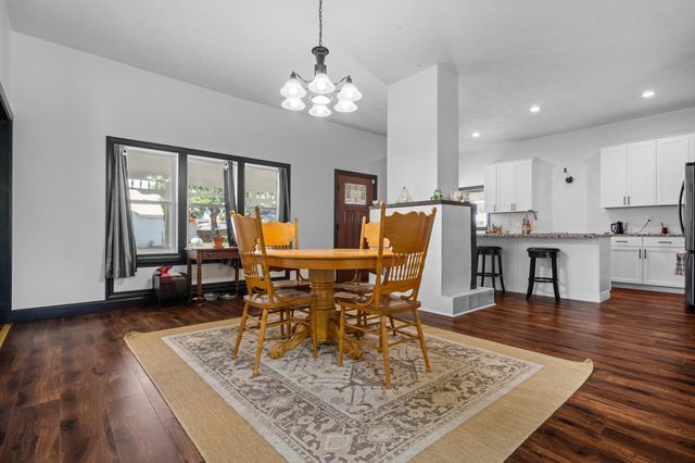 327 E Chestnut Street, Bolivar, MO 65613