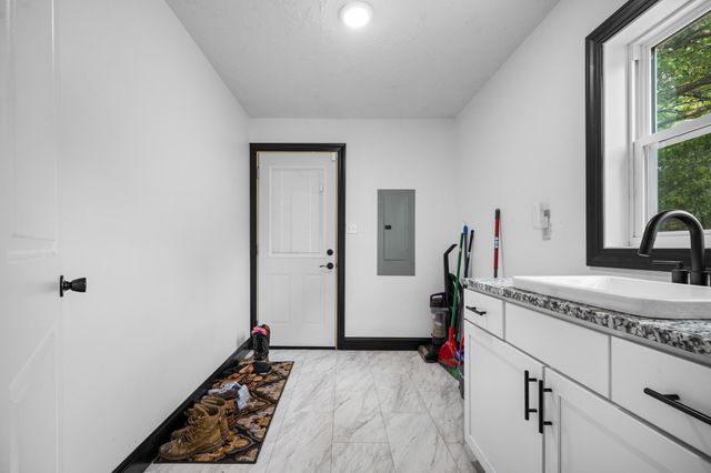 327 E Chestnut Street, Bolivar, MO 65613