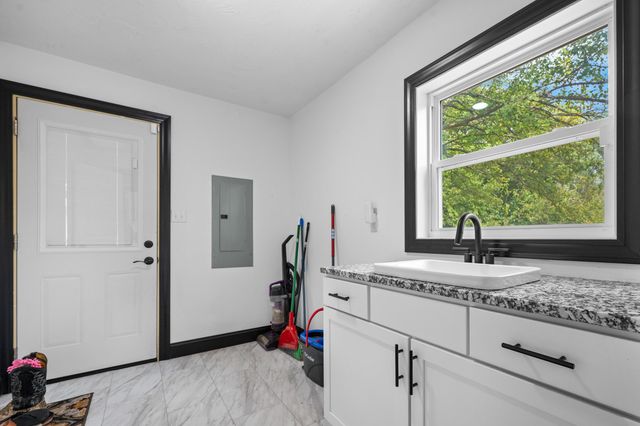 327 E Chestnut Street, Bolivar, MO 65613