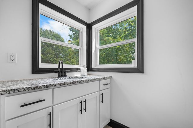 327 E Chestnut Street, Bolivar, MO 65613