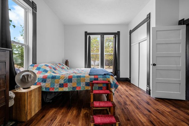 327 E Chestnut Street, Bolivar, MO 65613