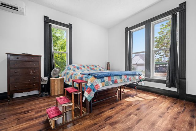 327 E Chestnut Street, Bolivar, MO 65613