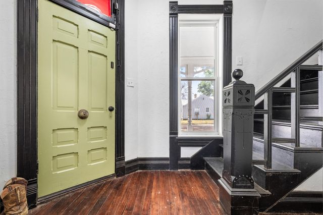 327 E Chestnut Street, Bolivar, MO 65613