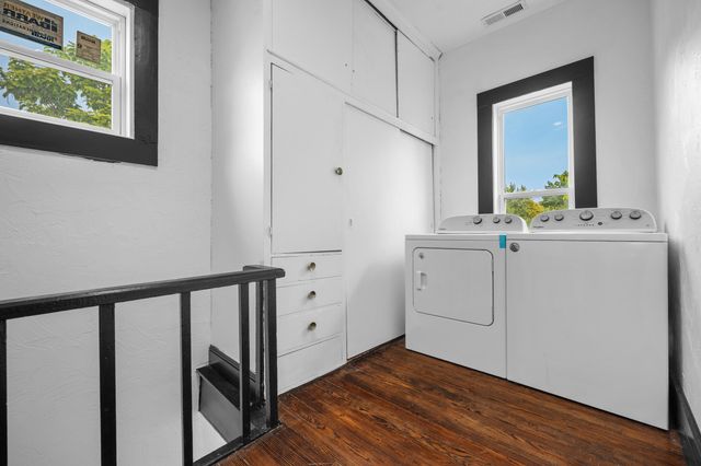 327 E Chestnut Street, Bolivar, MO 65613