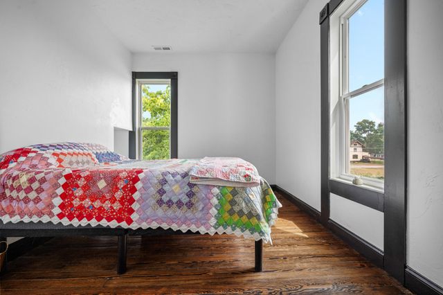 327 E Chestnut Street, Bolivar, MO 65613