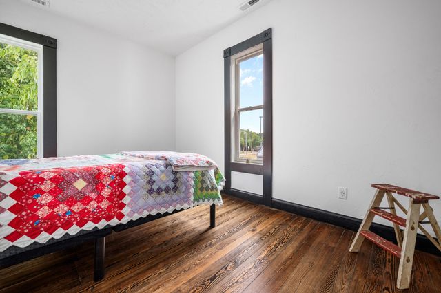 327 E Chestnut Street, Bolivar, MO 65613