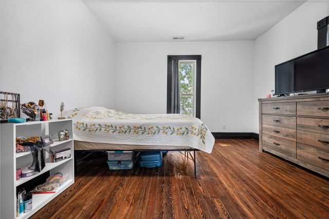 327 E Chestnut Street, Bolivar, MO 65613