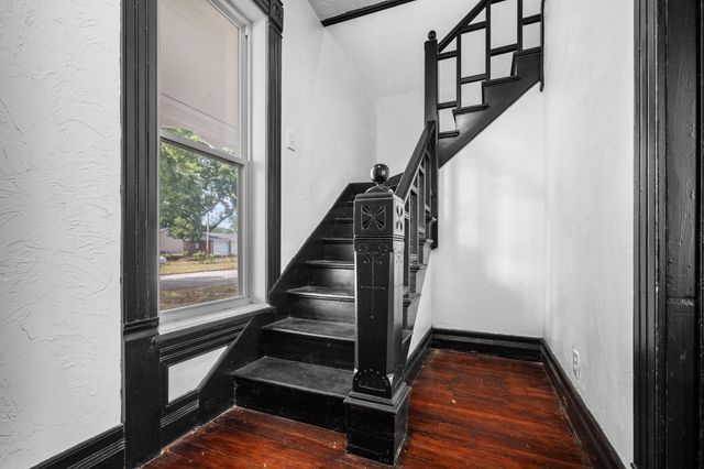 327 E Chestnut Street, Bolivar, MO 65613