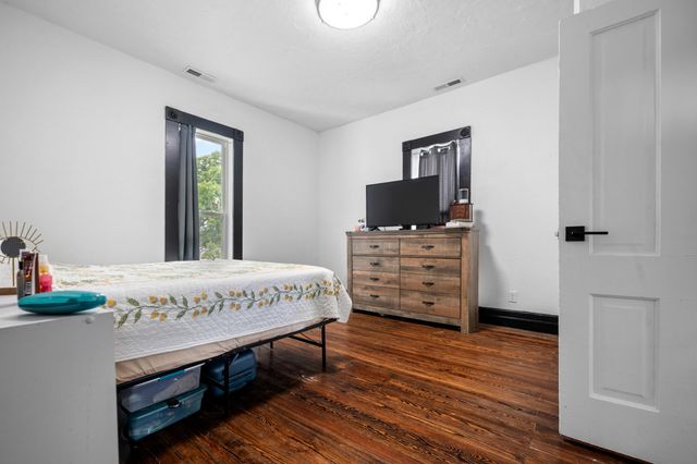 327 E Chestnut Street, Bolivar, MO 65613