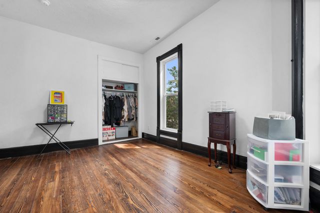 327 E Chestnut Street, Bolivar, MO 65613